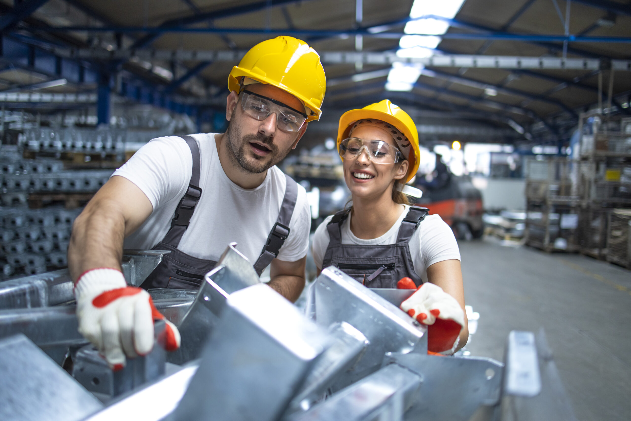 Trabalhadores em indústria durante a jornada de trabalho