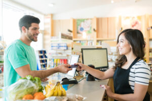 Pagamento com cartão em pequeno comércio, operação relacionada ao split payment